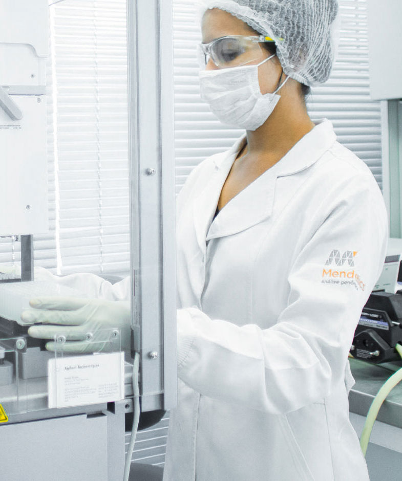 Profissional do Pasteur LabGenômica trabalhando em laboratório