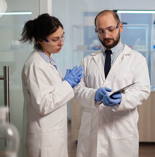 Profissionais utilizando técnicas laboratoriais